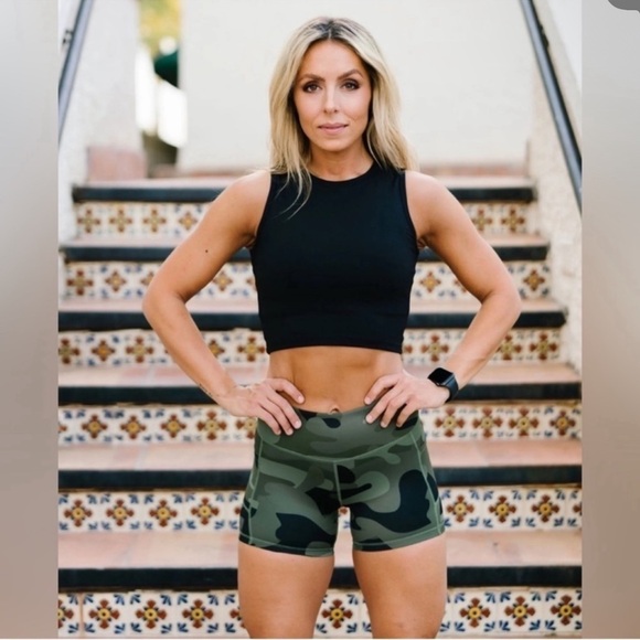 Zyia Green Camo Light n Tight Hustle Pocket Shorts - Picture 2 of 9